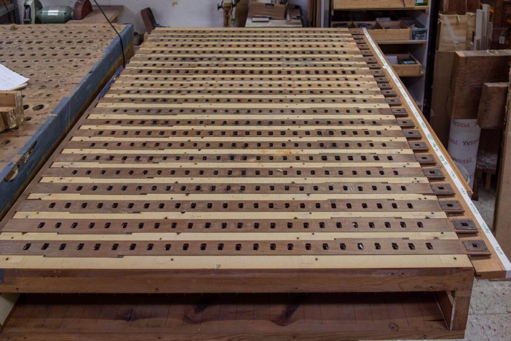 Detalle del secreto con las correderas antes de la restauración